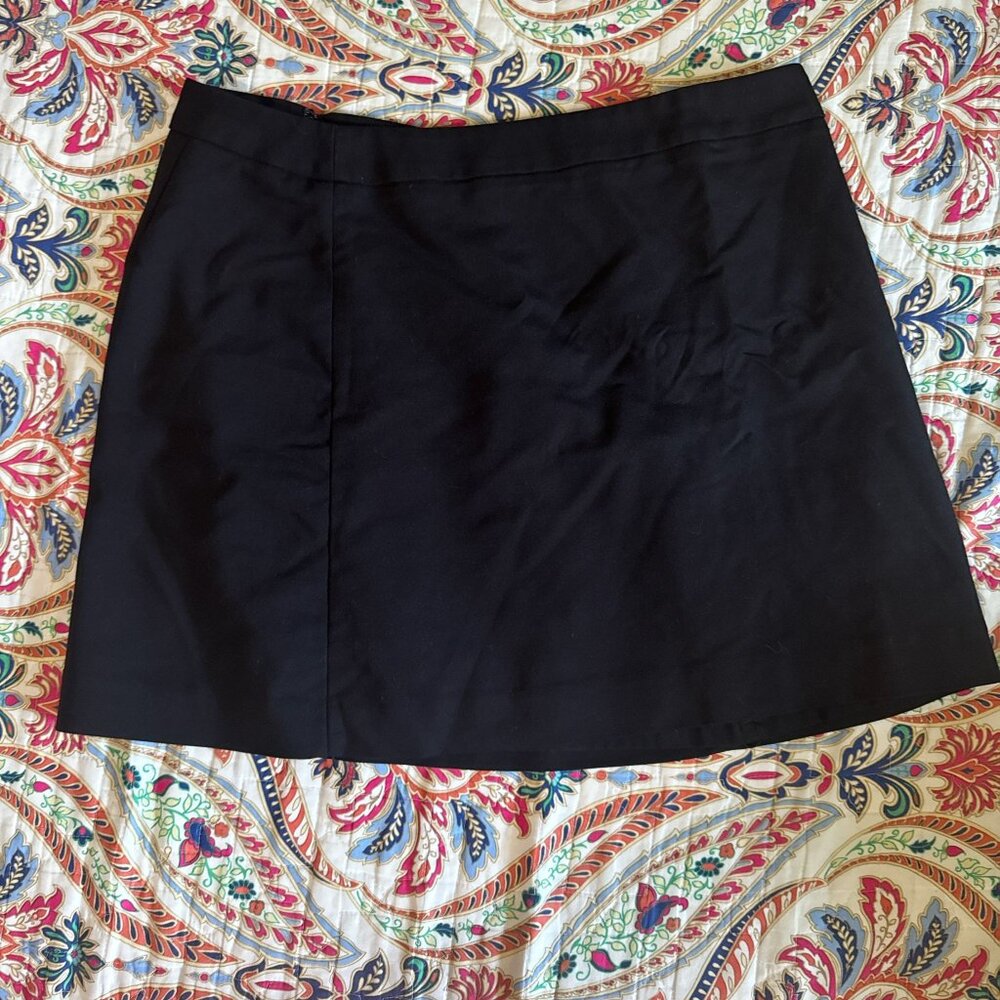Black mini skirt with pockets